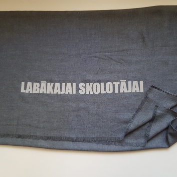 Pelēka šalle labākajai skolotājai