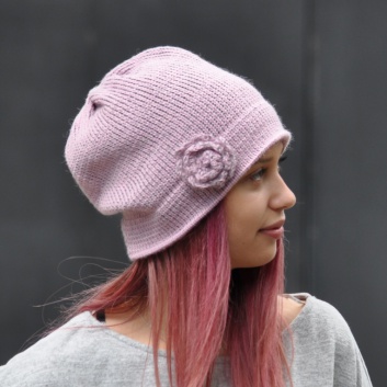 Sudrabaini rozā cepure ar puķīti