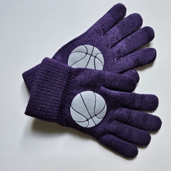 Violeti pirkstaiņi ar basketbola bumbu