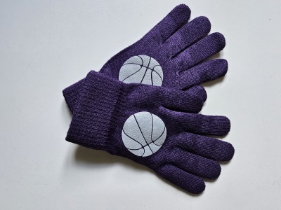 Violeti 7. izmēra pirkstaiņi ar basketbola bumbu