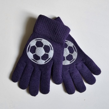 Violeti pirkstaiņi ar futbola bumbu