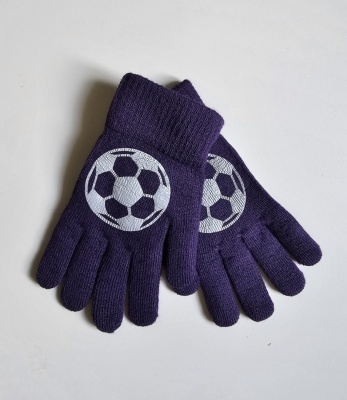 Violeti pirkstaiņi ar futbola bumbu