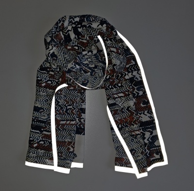 Laimasskujiņu šalle ar atstarojošu maliņu