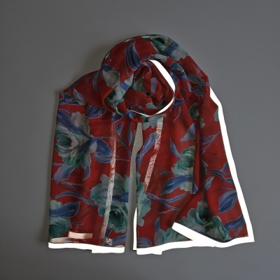 Sarkanā ziedu šalle ar atstarojošu maliņu