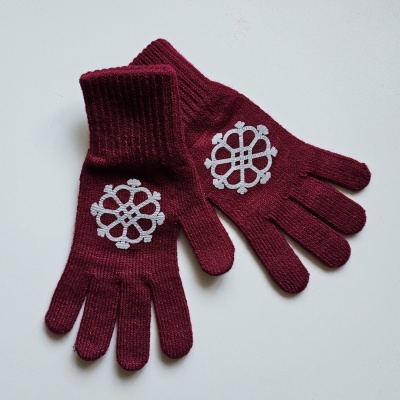 Tumši sarkani pirkstaiņi ar Saules zīmi