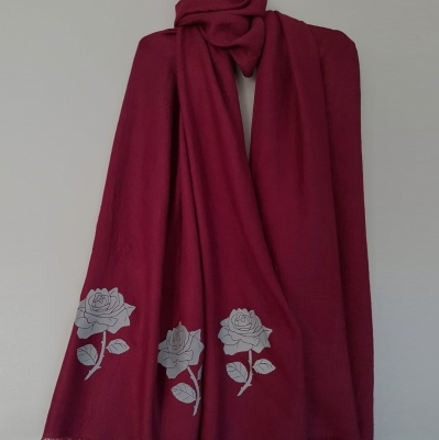 Tumšsārtā rožu šalle