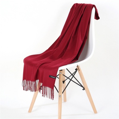 Tumšsārtā rožu šalle