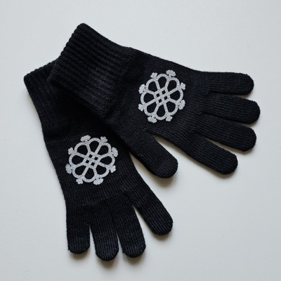 Melni pirkstaiņi ar Saules zīmi