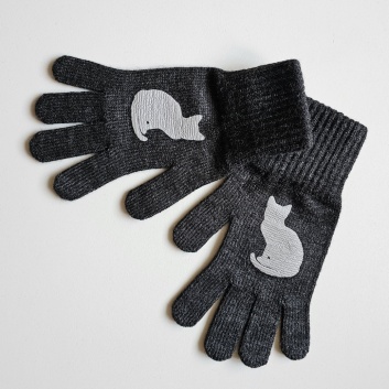 Tumši pelēki pirkstaiņi ar kaķīti