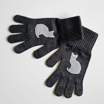 Tumši pelēki pirkstaiņi ar kaķīti