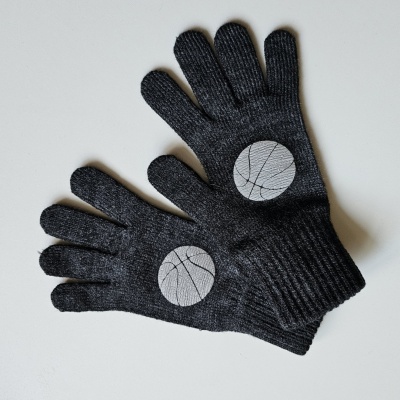 Tumši pelēki pirkstaiņi ar basketbola bumbu