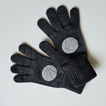 Tumši pelēki pirkstaiņi ar basketbola bumbu