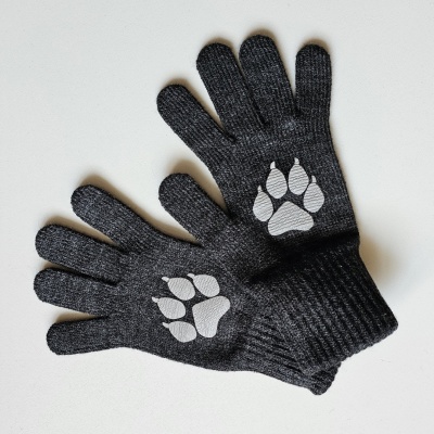 Tumši pelēki pirkstaiņi ar vilka pēdu