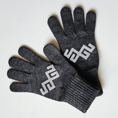 Tumši pelēki pirkstaiņi ar Mārtiņa zīmi