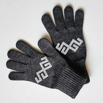 Tumši pelēki pirkstaiņi ar Mārtiņa zīmi