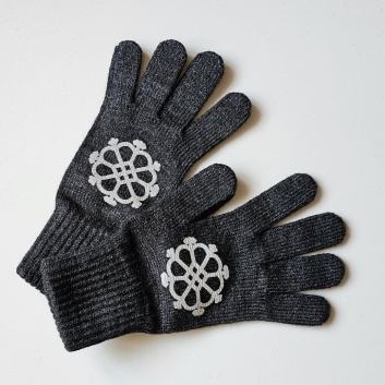 Tumši pelēki pirkstaiņi ar Saules zīmi