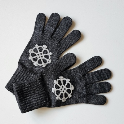 Tumši pelēki pirkstaiņi ar Saules zīmi