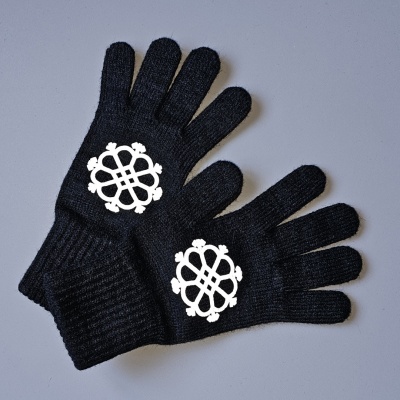 Tumši pelēki pirkstaiņi ar Saules zīmi