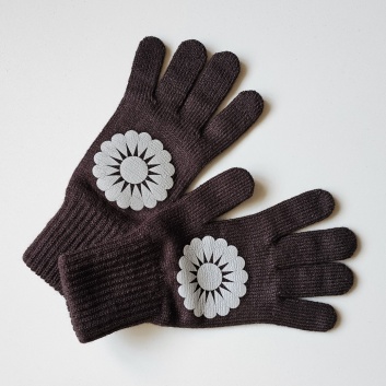 Brūni pirkstaiņi ar margrietiņām