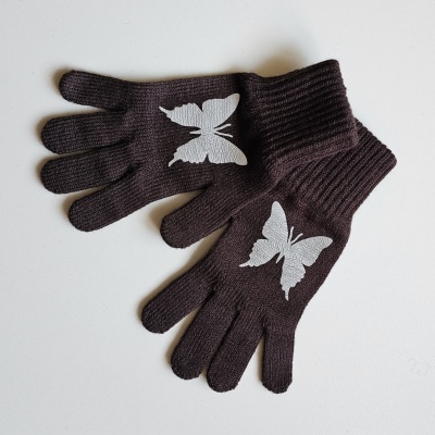 Brūni pirkstaiņi ar taureņiem