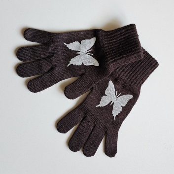 Brūni pirkstaiņi ar taureņiem