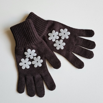 Brūni pirkstaiņi ar puķītēm