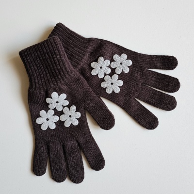 Brūni pirkstaiņi ar puķītēm