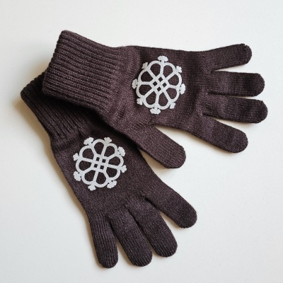 Brūni pirkstaiņi ar Saules zīmi