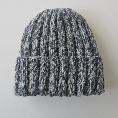 Mīksta pelēkraiba cepure ar atloku