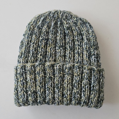 Zaļraiba cepure ar atloku