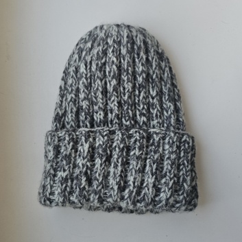 Pelēkraiba cepure ar atloku